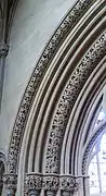 Tallas en el lado izquierdo del arco del portal de la sala capitular