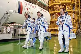 Miembros de la tripulación durante una adecuada "prueba de ajuste" de la nave espacial Soyuz TMA-07M en el Cosmódromo de Baikonur.