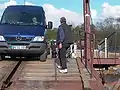 Furgoneta  cruzando el río Sozh en el nuevo puente cerca de Karma, Bielorrusia.