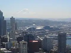 Una vista del campo de CenturyLink Field, el Safeco Field, y Mount Rainier desde lo alto de la torre Space Needle