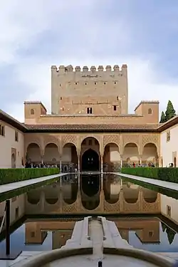 La piscina reflectante en el Patio de los Arrayanes, en la Alhambra de Granada, España.