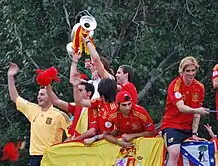 Los jugadores alzando el trofeo.