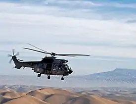 Helicóptero Super Puma sobrevolando Afganistán