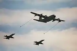 Simulación de reabastecimiento en vuelo de un KC-130 Hercules con dos EF-18.