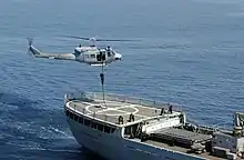 Un helicóptero AB 212 ASW realizando un ejercicio con marineros tunecinos sobre el Contramaestre Casado (A-01).