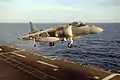 Un AV-8B Harrier II del Arma Aérea de la Armada efectuando un apontaje vertical en el portaaviones Príncipe de Asturias (R-11).