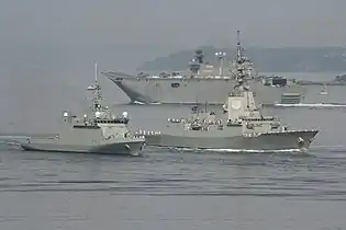 El buque Juan Carlos I (fondo) junto al Tornado (izq.) y al Almirante Juan de Borbón (der.)