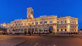 La estación iluminada en la noche