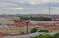 La torre de televisión de San Petersburgo (atrás a la derecha) como se ve desde la Catedral de San Isaac, tomada el 6 de mayo de 2012