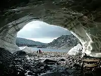 Speilsalen, una formación natural del glaciar, a fines del verano. La cueva se derrumbó en el verano de 2007.