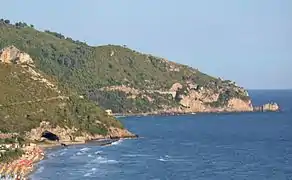 A posição da gruta de Tibério na praia leste de Sperlonga.