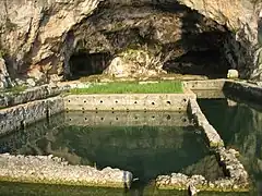 A gruta com a piscina e o triclínio.