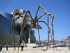 Mamá de Louise Bourgeois, en el exterior del museo.