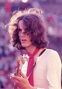 Luis Alberto Spinetta tocando con Almendra en 1969, mostrando la influencia del movimiento hippie en la vestimenta juvenil.