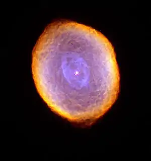 La nebulosa Espirógrafo, morfología esferoidal. Se diferencian tres colores, correspondientes a nitrógeno ionizado, hidrógeno, y oxígeno ionizado, de fuera hacia dentro.