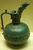 Jarra siria del siglo XII, de pico largo con cuerpo de bronce y plata. En el MET.