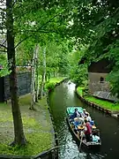 Un bote turístico en el canal de Spreewald en Lübbenau-Lehde