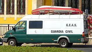 Mercedes-Benz Sprinter de un GEAS cargando con una lancha neumática.