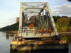 El puente Spuyten Duyvil abierto, desde El Bronx