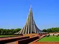 Jatiyo Smriti Soudho, un homenaje a los mártires de la guerra de liberación, también es un hito arquitectónico.