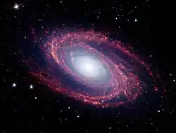 Imagen de la Galaxia de Bode (M81) por el Telescopio Espacial Spitzer, en la que se puede observar polvo interestelar siguiendo aproximadamente una espiral logarítmica.