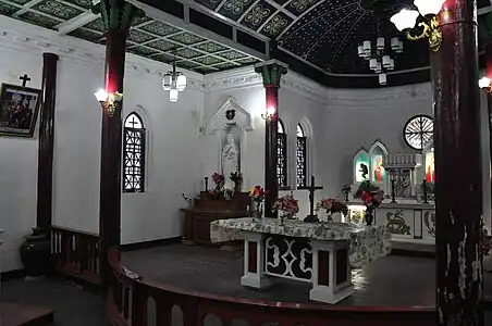 Altar de la iglesia de Santa Ana de Mosimién (diócesis de Kangding)