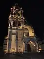 La fechada de la catedral por la noche.