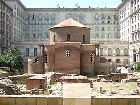 La Iglesia de Sveti Georgi del siglo IV detrás del Sofia Hotel Balkan.