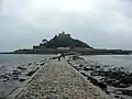 La calzada de acceso durante la marea baja.