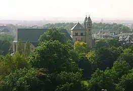 Vista lejana de la iglesia abacial