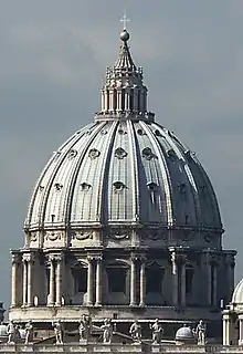 Tambor con columnas y ventanas de la cúpula de la basilica de San Pedro del Vaticano