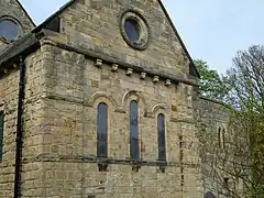 iglesia de San Lorenzo (1860) de Warkworth, en Northumberland, mostrando la ventana oriental neonormanda queChristian dispuso para larestauración del presbiterio de la antigua iglesia