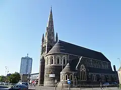 Iglesia de San Marcos, Belgrave Gate, Leicester, 1869-1872, la obra maestra del arquitecto, mostrando la composición de la fachada oriental y la torre sureste con su aguja. (La ampliación occidental de untramo de 1903-1904 hecha E.C. Shearman (1859-1939) se puede ver a la derecha)