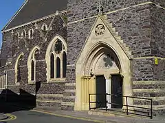 La iglesia parroquial de San Marcos, Leicester, 1869-1872, que muestra los hastiales escalonados de la nave lateral sur que se retiran del porche de la torre