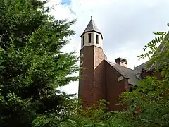 La antigua iglesia de San Bernabé, Kentish Town Road, Camden en London, 1884-1885, ahora la catedral ortodoxa griega de San Andrés, que muestra el frente oeste con ábside norte y torreta