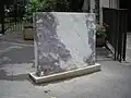 Imagen del trabajo en piedra de Emily Young y Jeremy Clarke instalado en St Pancras Old Church, Londres, en junio de 2009