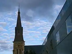 Catedral de San Patricio (Parramatta), Nueva Gales del Sur, Australia (2003 añadidura, derecha).