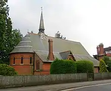 Iglesia de San Salvador (1875-1876), Dry Hill Park Road, Tonbridge, Kent, una típica iglesia lanceta de ladrillo rojo, con ábside profundo, techo inclinado y una flecha