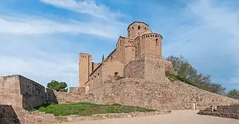 Iglesia de San Vicente de Cardona (1029-1040) en recinto amurallado del castillo de Cardona, en Cardona (Barcelona), uno de los mejores testimonios de la primer románico catalán.