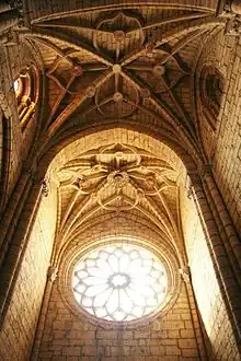 Interior de la iglesia de Santa María la Blanca (Villalcázar de Sirga). La arquitectura gótica aligera los vanos, dejando espacio para enormes ventanales de formas caprichosas, como los rosetones.