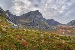 La cara este de Stabben, Stortinden y Moltinden en la isla de Flakstadøya.