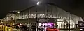 Vista nocturna del exterior del estadio