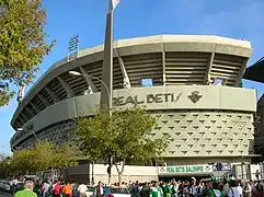 Estadio Benito Villamarín, ubicado en el distrito Bellavista-La Palmera.