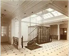 Escalinata y ascensor de primera clase, hacia 1907.