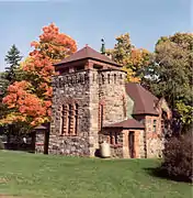 Starkweather Chapel, Ypsilanti, Míchigan; George D. Mason de Detroit, Míchigan, arquitecto, 1888: Clearly-articulated clustered forms in a mock-military exercise in rustication