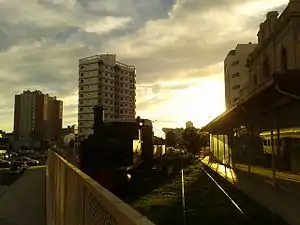 Último tren preservado en el museo Ferropuertario con un coche de pasajeros. Hoy en un entorno altamente urbano