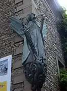 Escultura de San Miguel situada en el exterior de la iglesia.