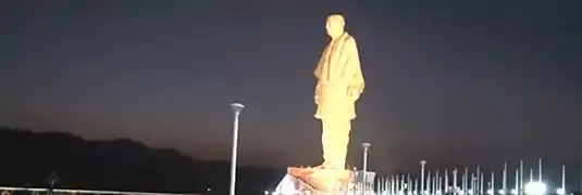 La estatua iluminada en la noche