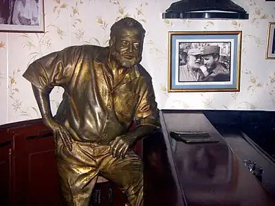 Estatua de Hemingway en la Floridita (La Habana, Cuba)