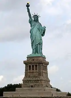 Imagen frontal de la Estatua de la Libertad sobre su pedestal